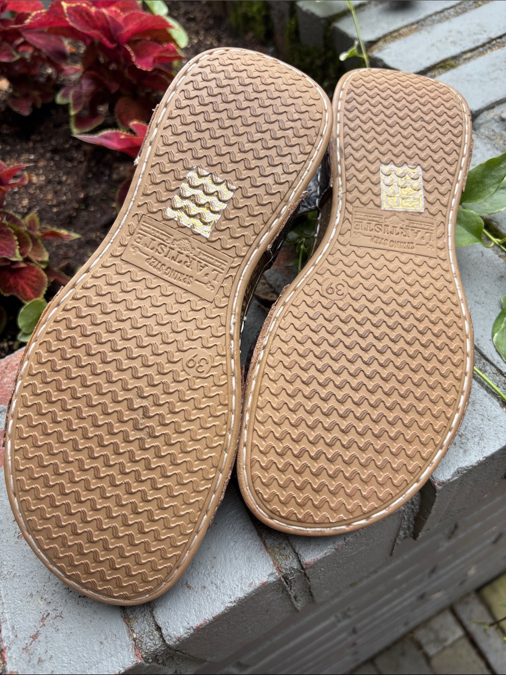 L'Artiste by Spring Step "Popular" Floral Embossed Leather Sandals - Sz 39  (8) - Picture 7 of 9